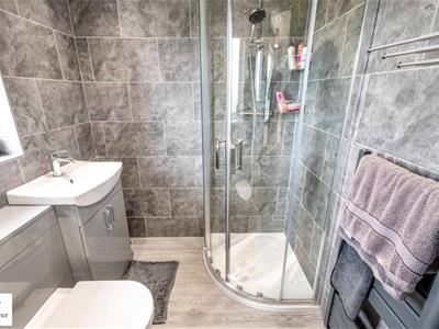 EN-SUITE SHOWER